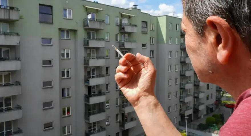 Czy można palić na balkonie w hotelu? Zasady, które musisz znać