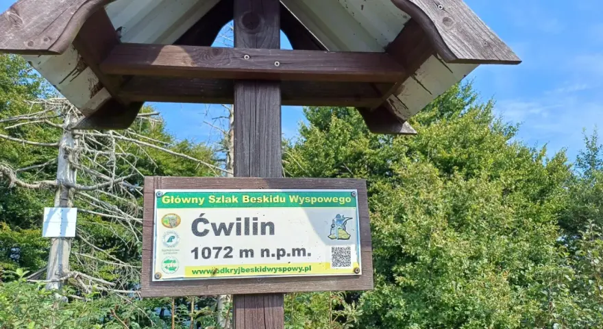 Tablica na szlaku Głównym Beskidu Wyspowego informuje o szczycie Ćwilin (1072 m n.p.m.).