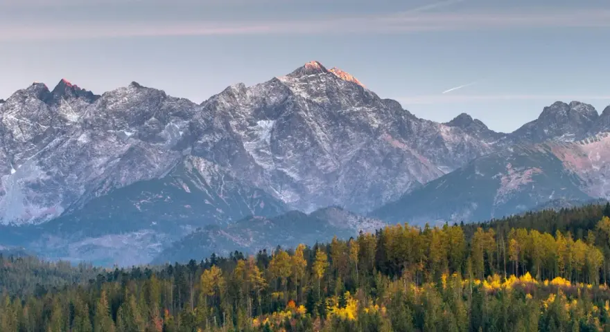 Majestatyczne Tatry o zachodzie słońca, idealne tło dla romantycznych chwil. Zakopane atrakcje dla par czekają!