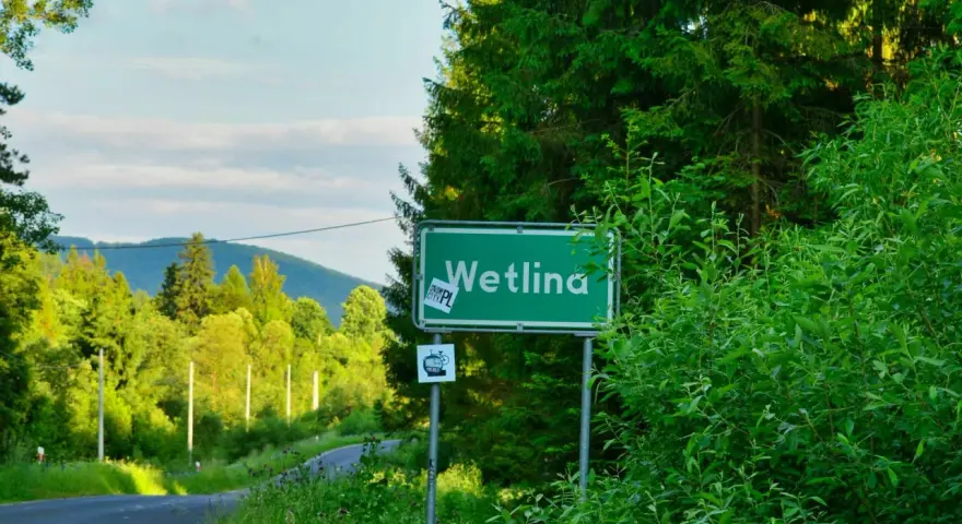 Zielony znak z napisem "Wetlina" zaprasza do odkrywania urokliwych atrakcji Bieszczad.