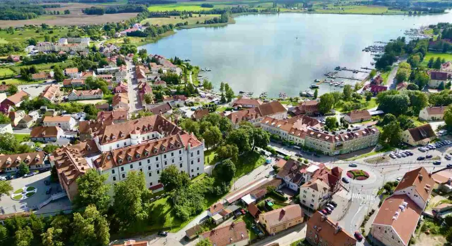 Malownicze miasteczko nad jeziorem, z zamkiem i portem. Idealne miejsce, by poznać tajniki, jak prowadzić hotel w turystycznej okolicy.