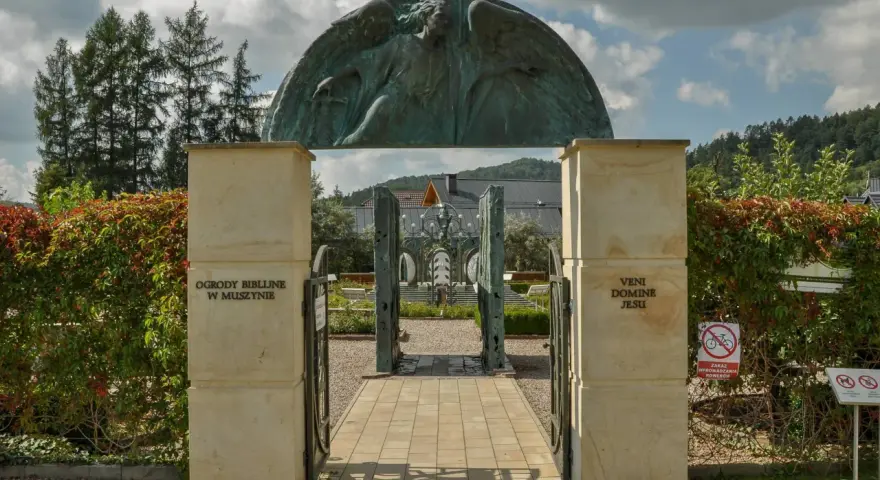 Ogrody Biblijne w Muszynie to wspaniałe atrakcje na weekend. Monumentalny anioł nad bramą zaprasza do zwiedzania.