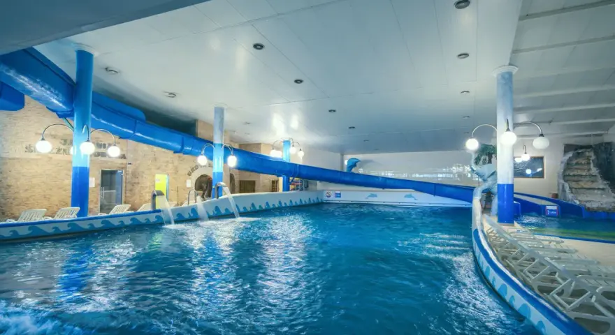 Basen z falą i zjeżdżalniami w Hotelu Gołębiewski Białystok. Sprawdź hotel gołębiewski białystok ceny i zaplanuj rodzinny wypoczynek.