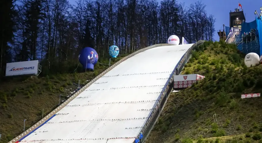 Skocznia narciarska w Wiśle przygotowana na puchar świata. Wielkie balony z logo sponsorów unoszą się nad trasą zjazdu.