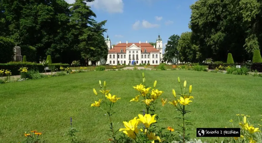 Pałac w Kozłówce otoczony ogrodem z kwitnącymi liliami. Wspaniałe kozłówka atrakcje dla każdego.