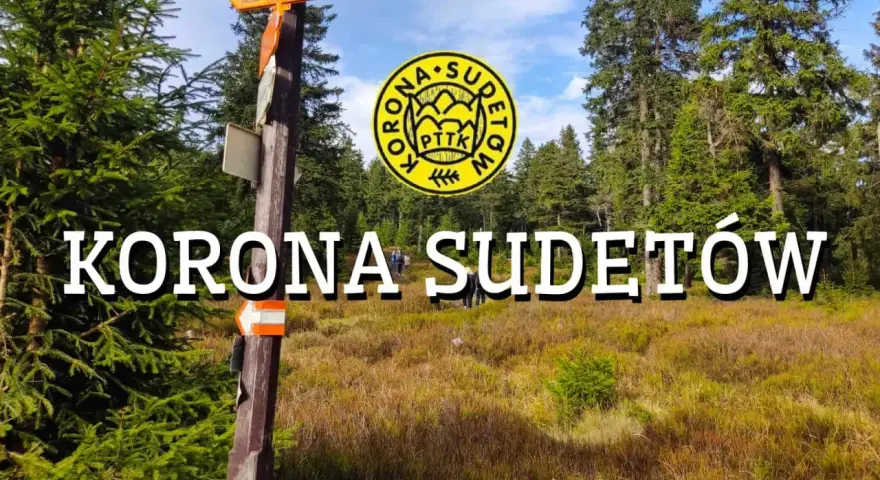 Droga przez malownicze **Sudety szczyty**, z oznaczeniami szlaku i logo "Korona Sudetów".