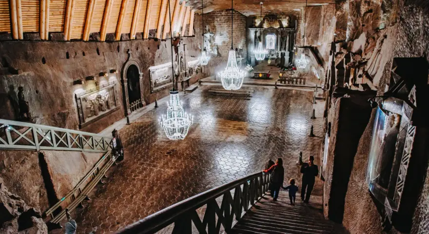 Wielka komora w kopalni soli w Wieliczce, z kryształowymi żyrandolami. Sprawdź kopalnia soli wieliczka cennik, by poznać ceny biletów.