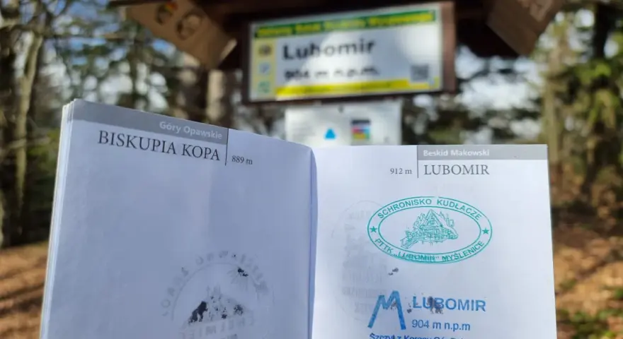 Na szczycie Lubomir, najwyższym w Beskidzie Makowskim (912 m), znajduje się tablica informacyjna i pieczątki potwierdzające zdobycie Korony Gór Polskich.