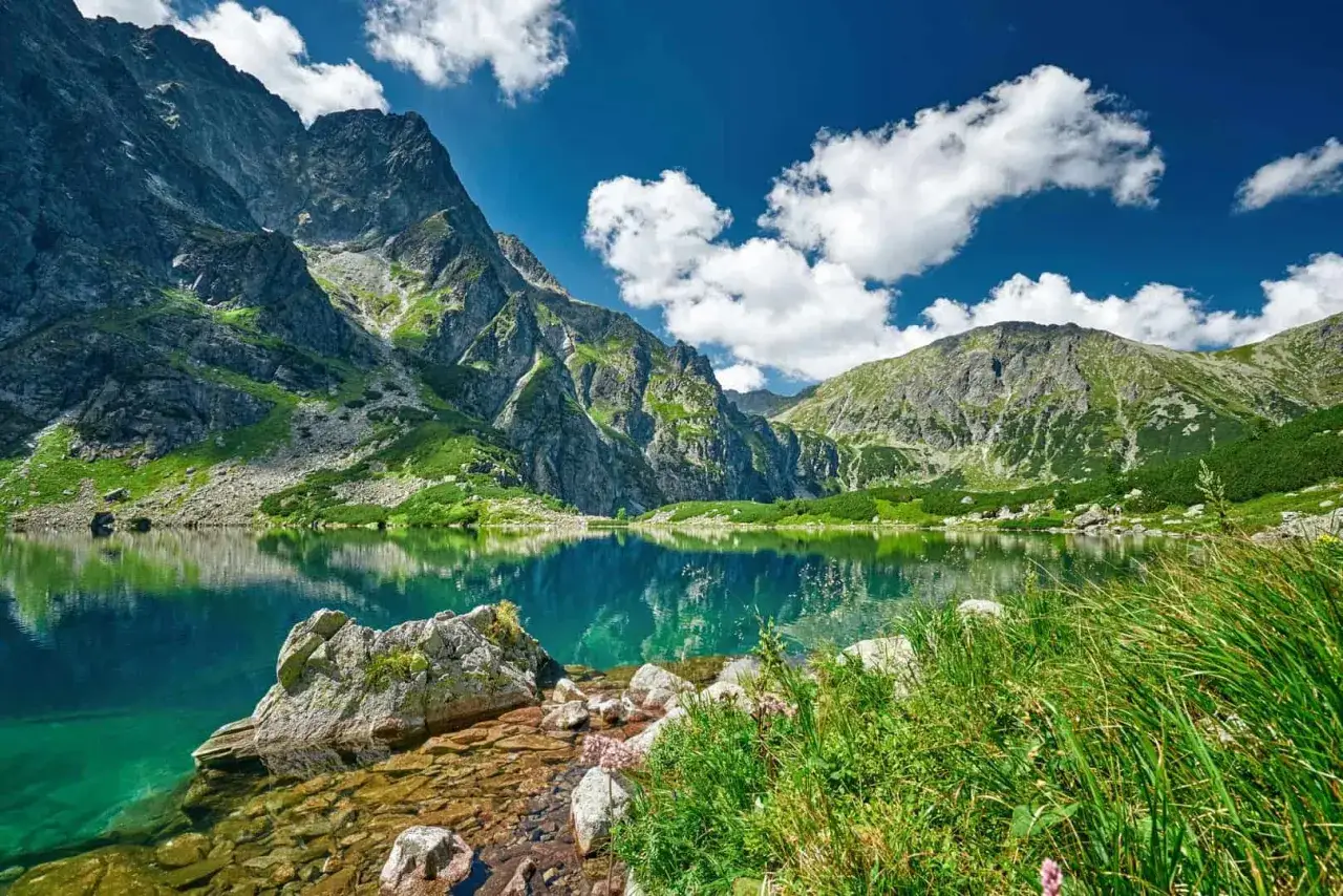 Piękne Tatry, idealne tatry szlaki dla średnio zaawansowanych. Jezioro Morskie Oko odbija majestatyczne szczyty.