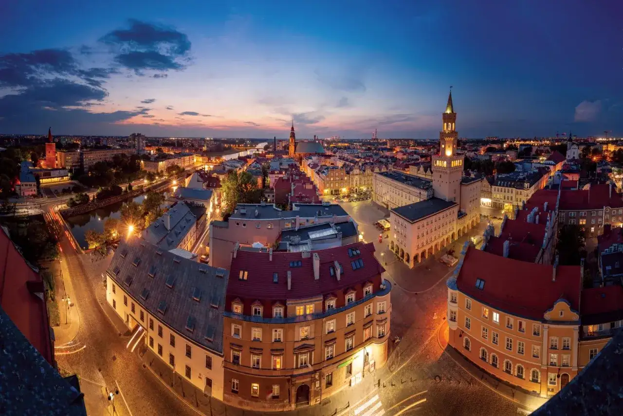 Opole nocą, z ratuszem i kanałem. Idealne miejsce na weekendowe atrakcje, pełne uroku i historii.