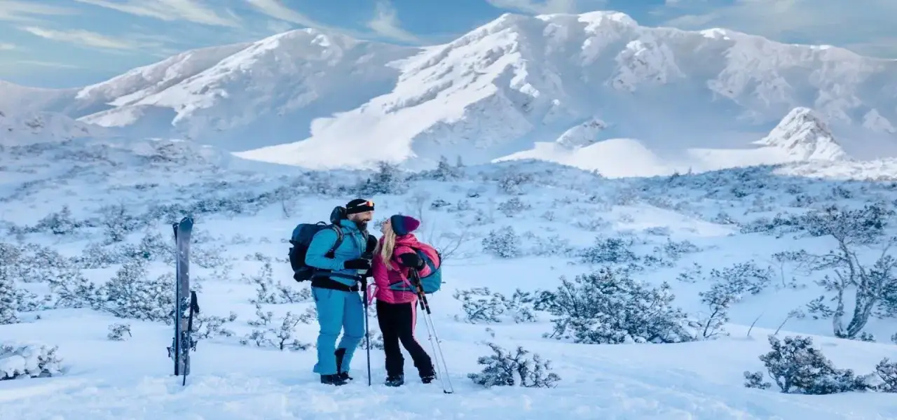 Para w górach, idealne zakopane atrakcje dla par. Śnieg, narty i miłość na tle majestatycznych Tatr.