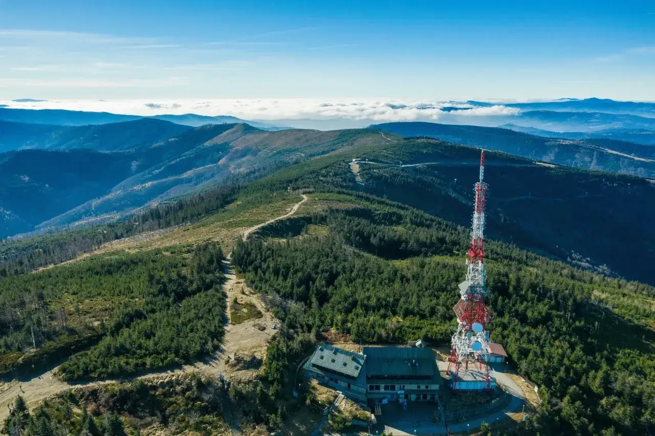 Widok na góry, wieżę telekomunikacyjną i schronisko. Szczyrk i okolice atrakcje turystyczne zachwycają o każdej porze roku.