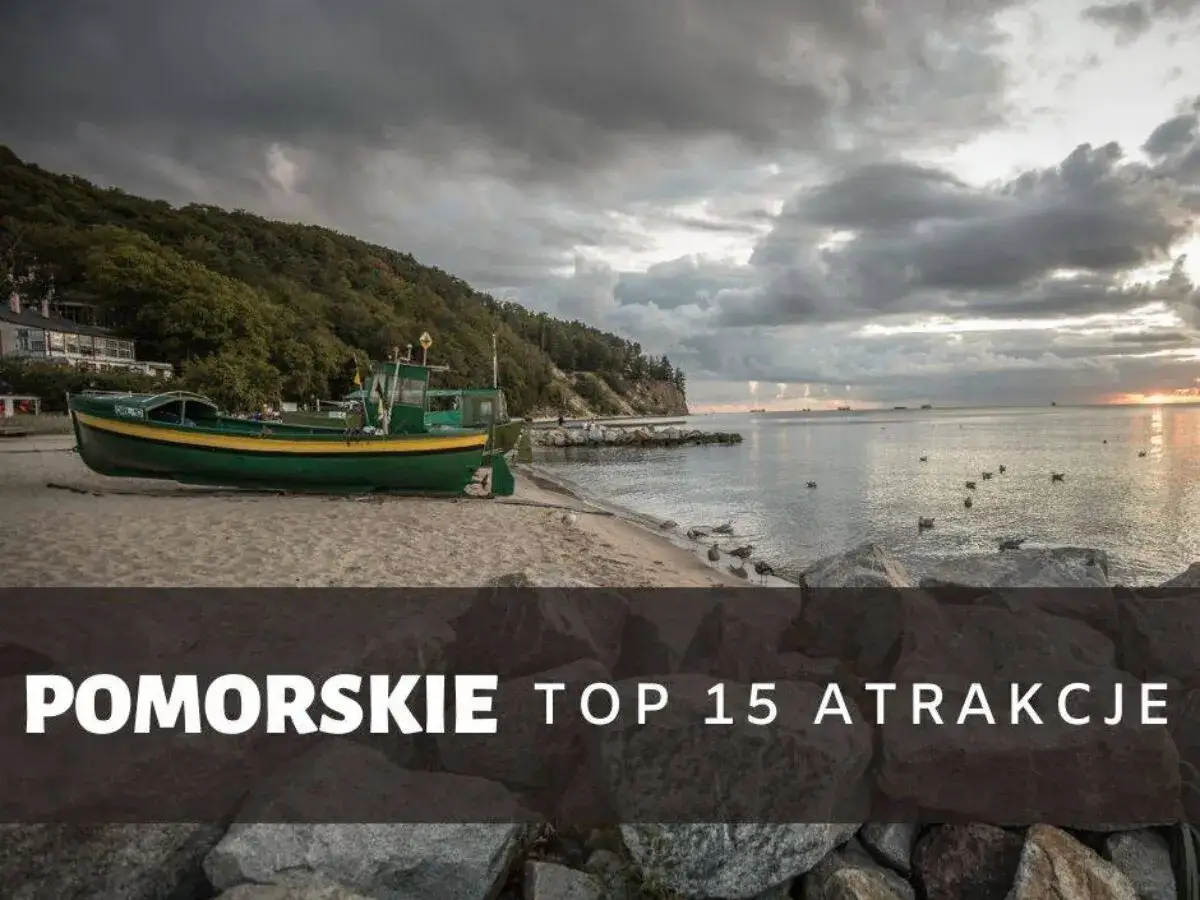 Zielona łódź na plaży, morze i zachmurzone niebo. Idealne pomorskie atrakcje na weekend.