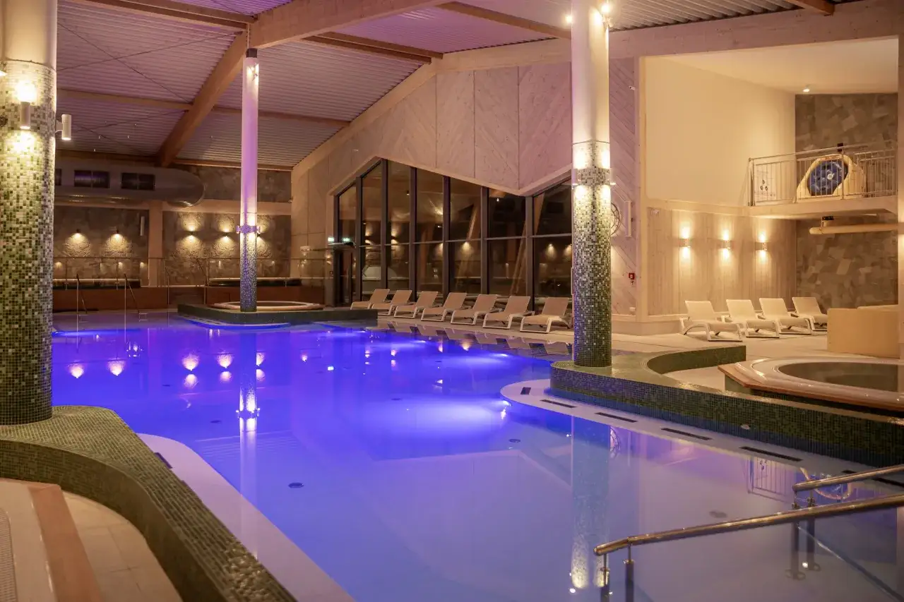 Basen i jacuzzi w Szczyrku to idealne atrakcje na niepogodę. Relaks w ciepłej wodzie z widokiem na góry.