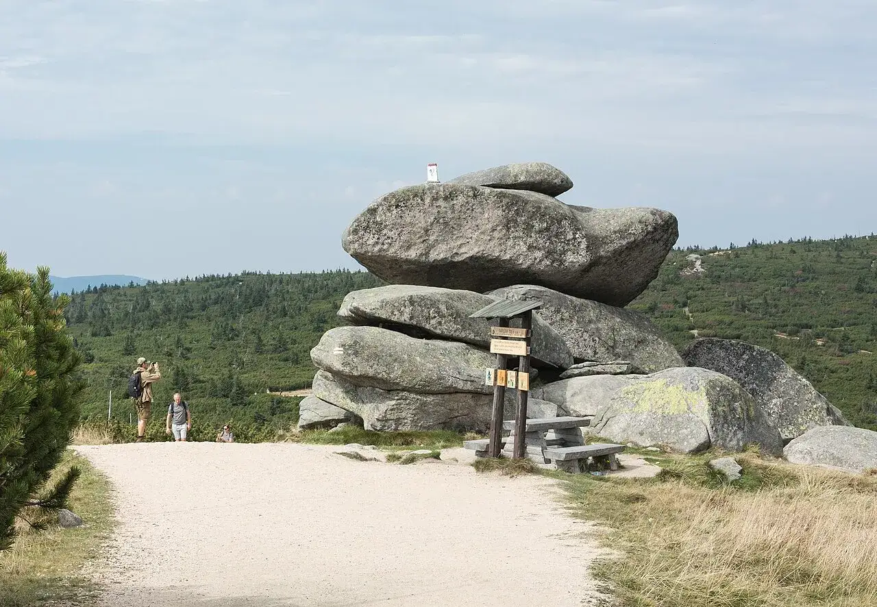 Kamienne formacje i drogowskazy na szlaku, symbolizujące drogę przyjaźni polsko-czeskiej.