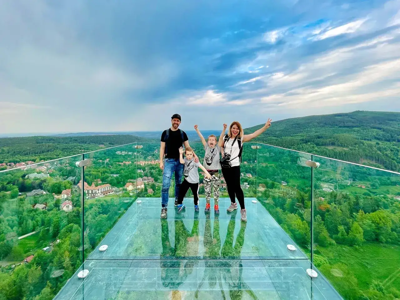 Rodzina cieszy się widokiem z tarasu widokowego w Szklarskiej Porębie. Spacer w chmurach, z którego roztacza się malownicza panorama Karkonoszy.