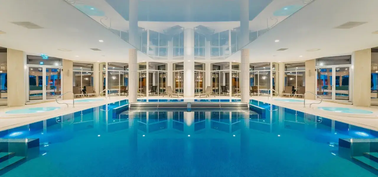 Luksusowe wisła noclegi z wyżywieniem i basenem. Relaks w basenie i jacuzzi, otoczone przeszklonymi ścianami.