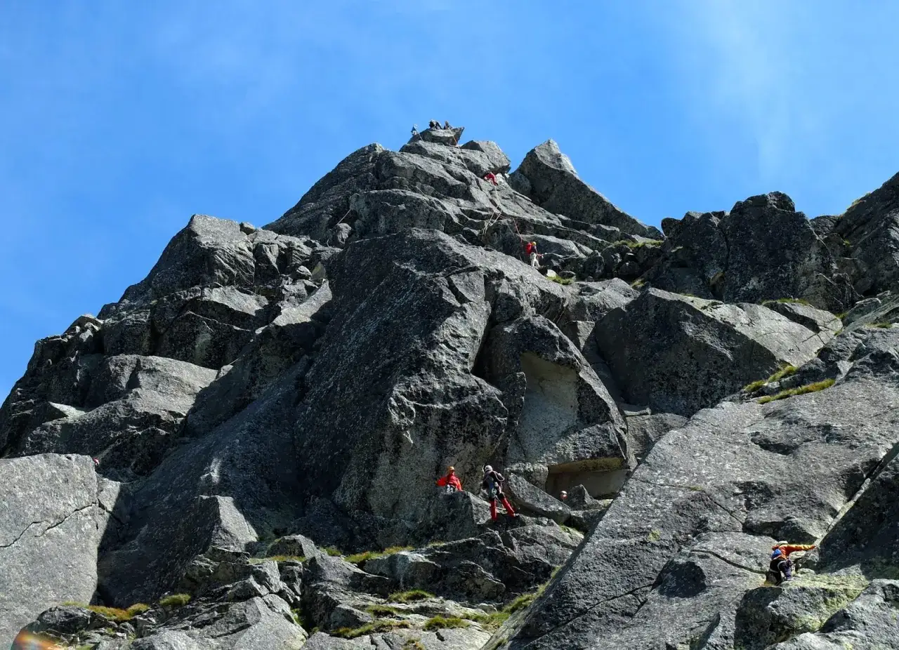 Wspinacze zdobywają skaliste szczyty, przypominające polski Matterhorn.