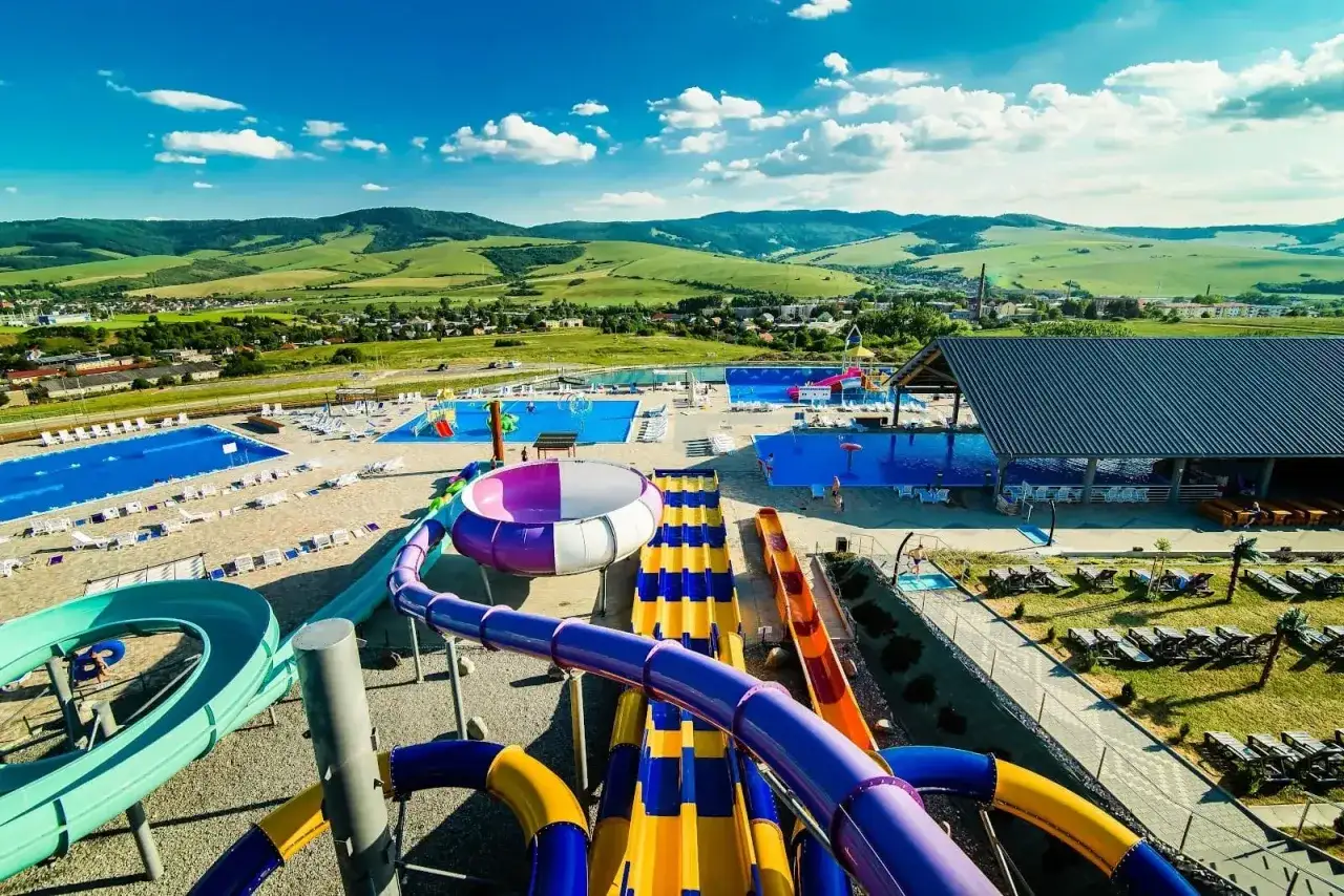 Kolorowy aquapark na Słowacji zjeżdżalniami i basenami, idealne miejsce na wakacje ze słowacja z dziećmi.
