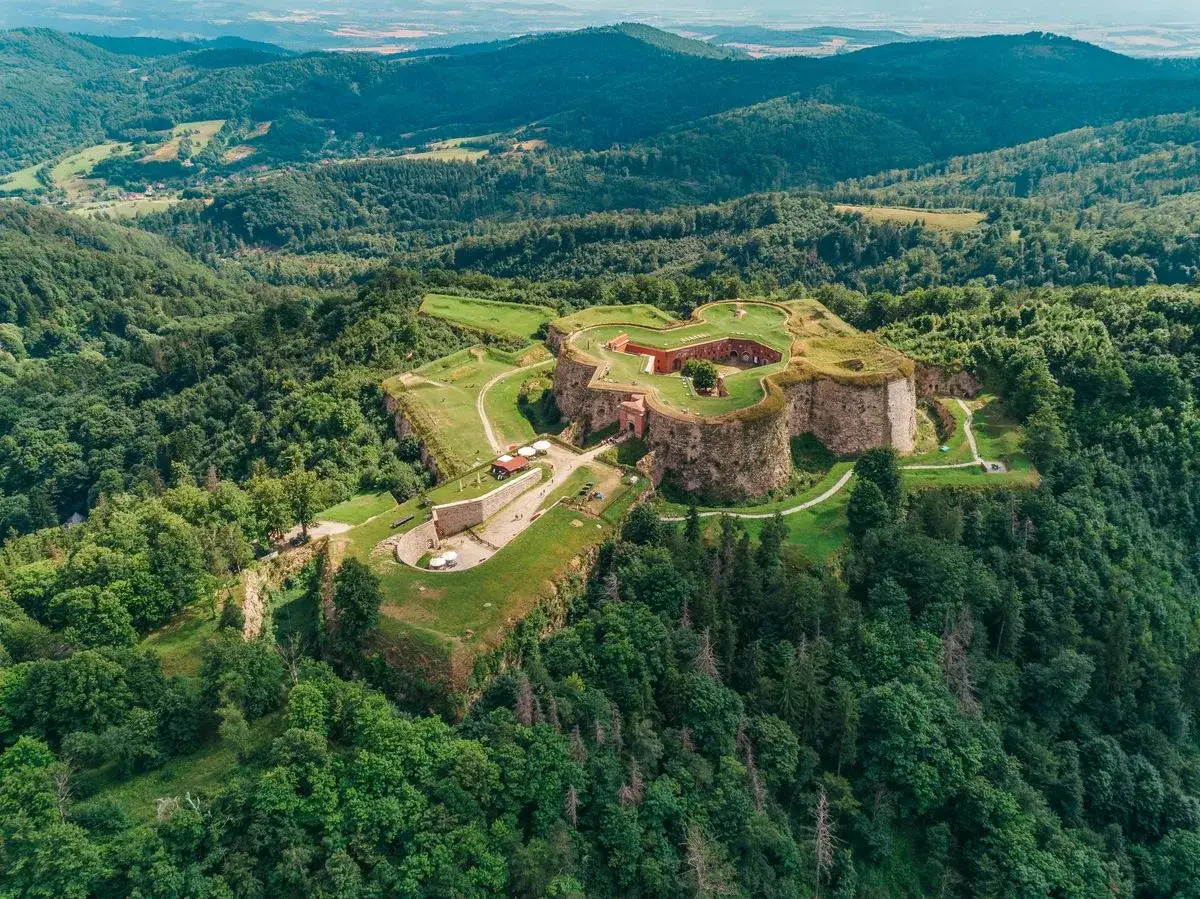 Twierdza Srebrna Góra, górująca nad lasami, to fascynujące atrakcje turystyczne.
