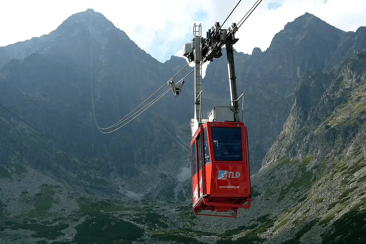 Kolejką na Łomnicę. Bilety online na TLD Tatry. Wjazd na szczyt w czerwonej gondoli.
