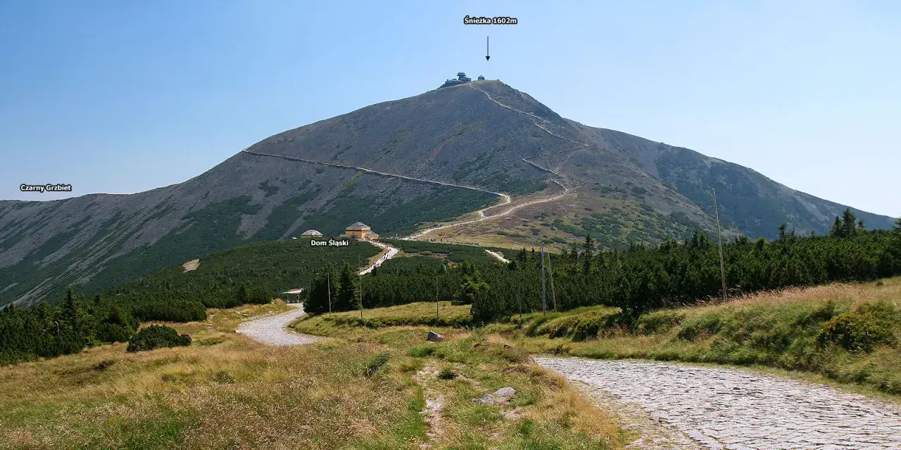 Droga kamienna prowadzi do Domu Śląskiego, a dalej na szczyt, gdzie jest Śnieżka 1602m.