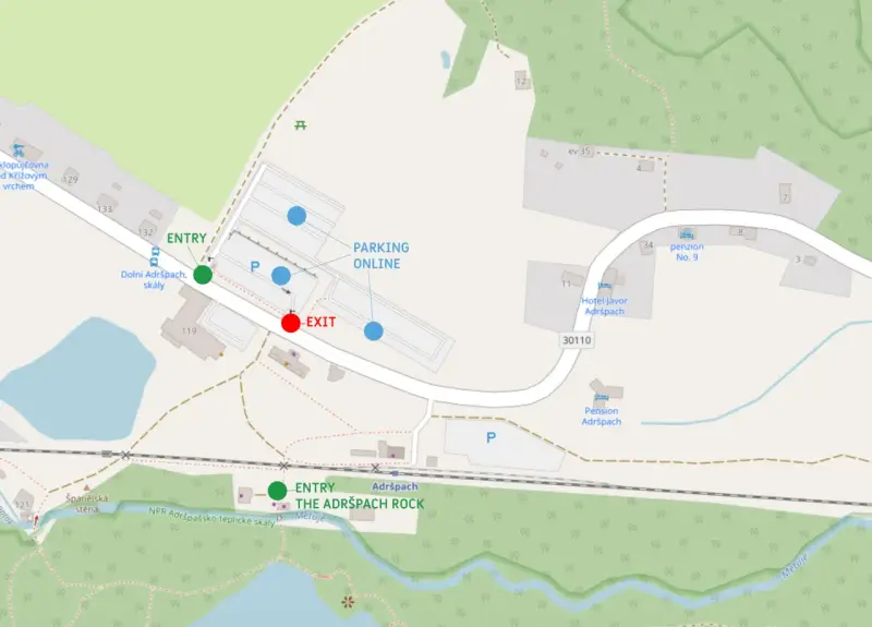 Mapa skalnego miasta Adršpach z zaznaczoną trasą zwiedzania, parkingiem i wejściem/wyjściem.