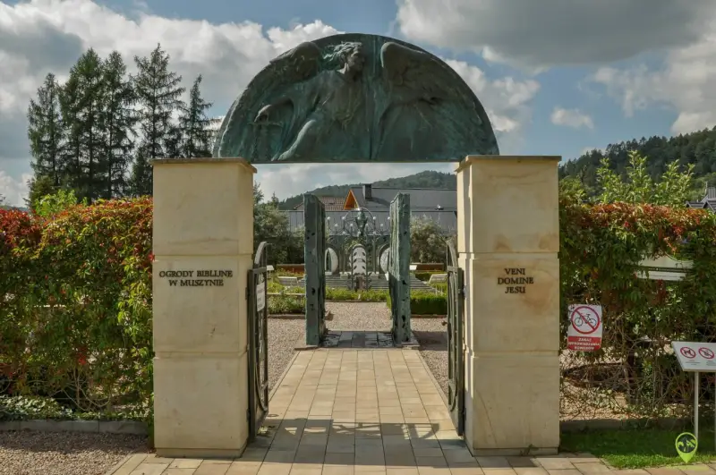 Ogrody Biblijne w Muszynie to wspaniałe atrakcje na weekend. Monumentalny anioł nad bramą zaprasza do zwiedzania.